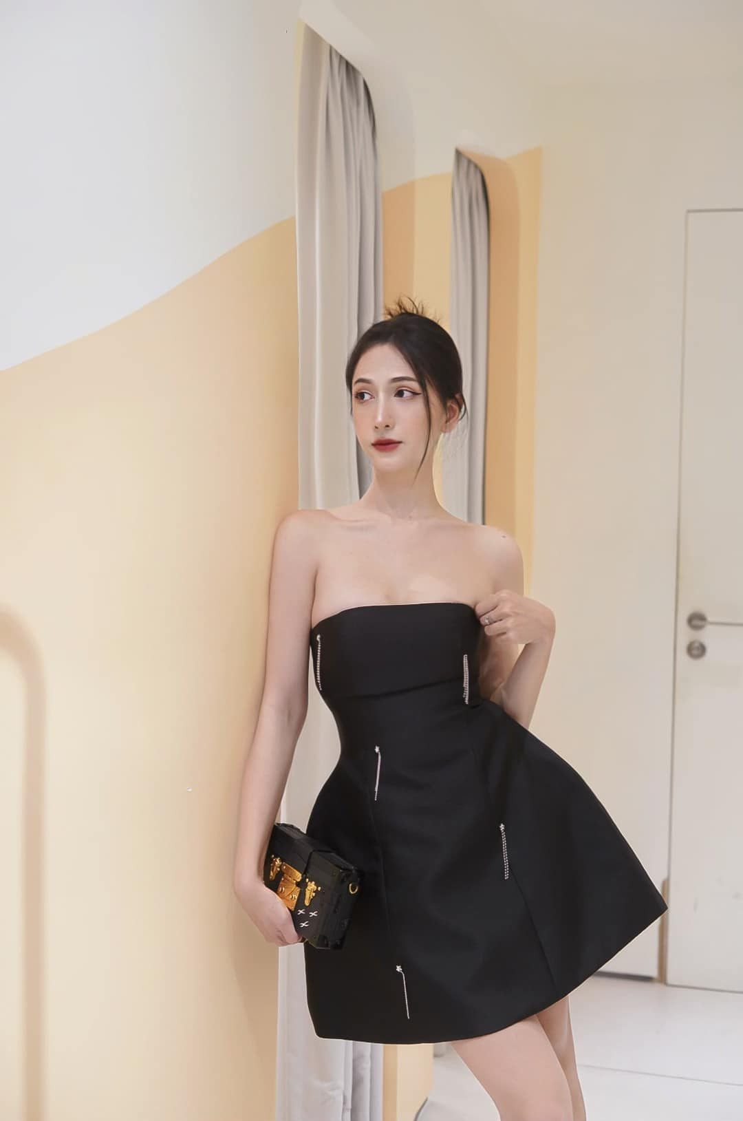 Ngoài việc sở hữu hàng trăm nghìn lượt theo dõi, Hoàng Học được rất nhiều nhãn hàng thời trang, mỹ phẩm mời làm mẫu ảnh và quảng cáo thương hiệu. Ảnh: FBNV