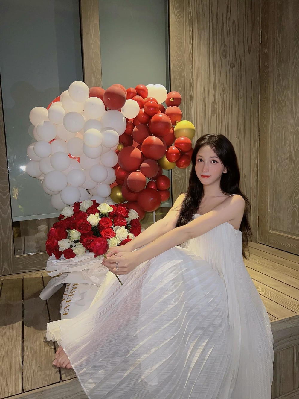 Để có được dáng vẻ hiện tại, cô đã phải trải qua nhiều cuộc phẫu thuật chuyển giới. Dù xinh đẹp nhưng Hoàng Học cũng từng trải qua chuyện tình cảm không vui.