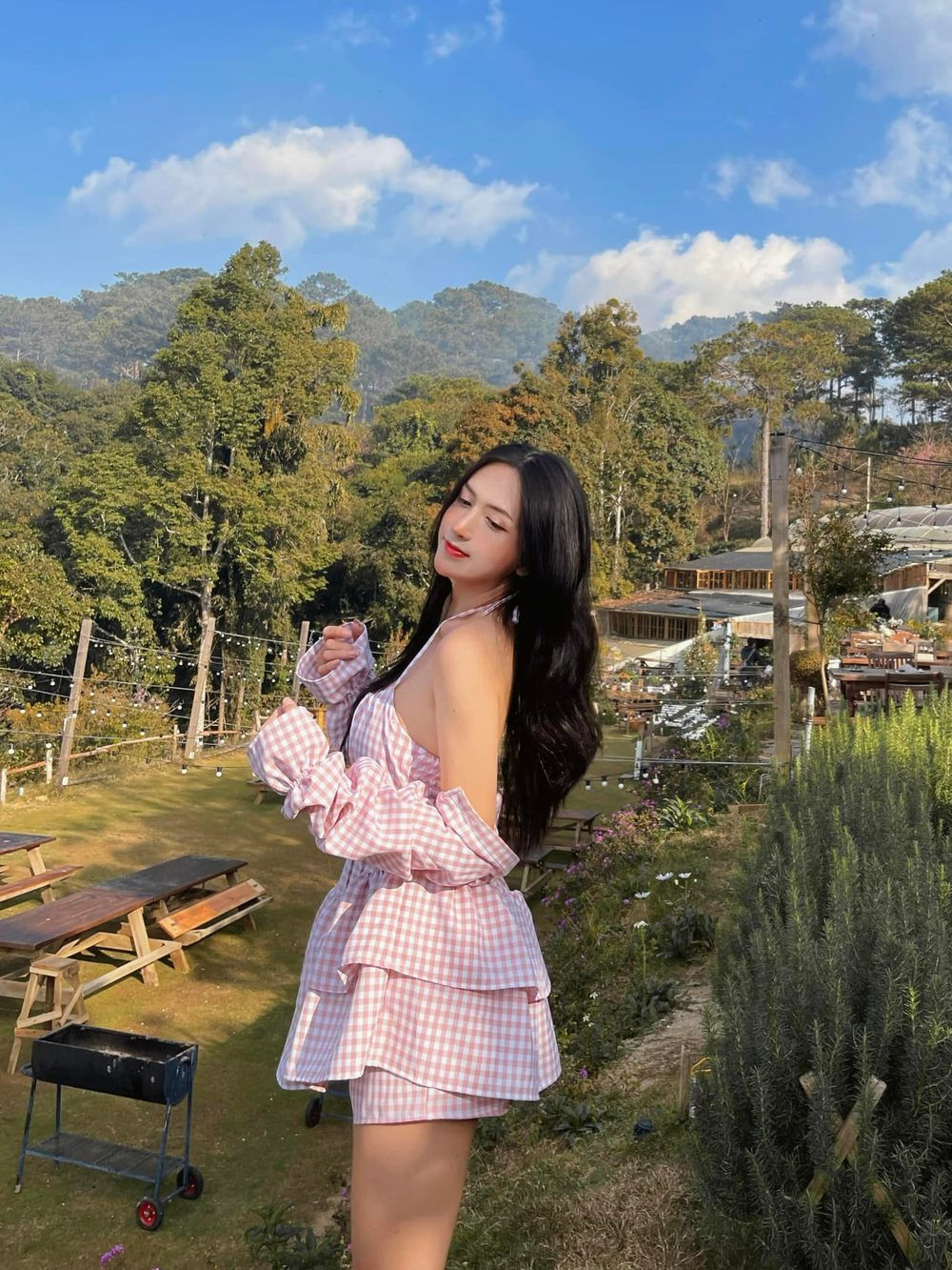 Trên trang cá nhân, Hoàng Học rất chăm chỉ đăng tải hình ảnh của mình. Gương mặt thanh tú, đường nét hài hòa, làn da trắng mịn…, mọi thứ đều thuộc về một cô gái đẹp.