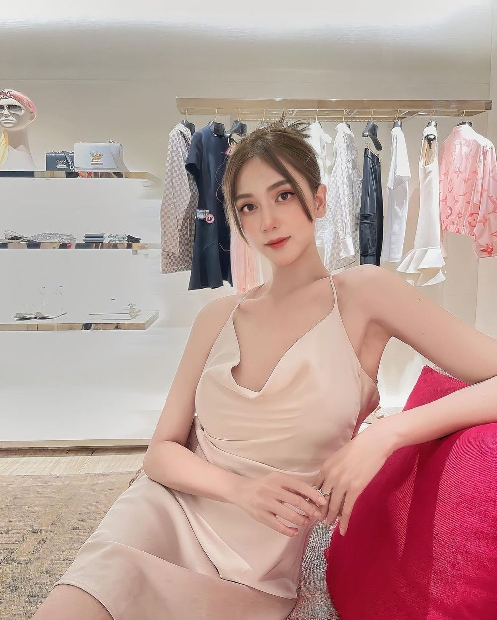 Với khuôn mặt xinh như búp bê, mắt to tròn, sống mũi cao và đôi môi nhỏ nhắn, Hoàng Học nhanh chóng trở thành tiêu điểm chú ý, thu hút hàng triệu view.