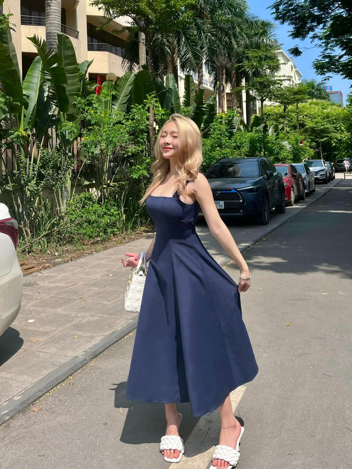 Chẳng những có diện mạo khả ái, cô còn có vóc dáng mảnh mai, thân hình cân đối.