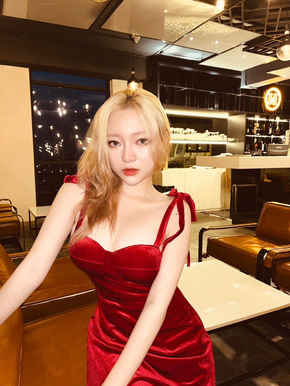 Nhờ lợi thế ngoại hình mà cô nhận được các hợp đồng quảng cáo, làm người mẫu, đóng MV cũng như làm streamer.