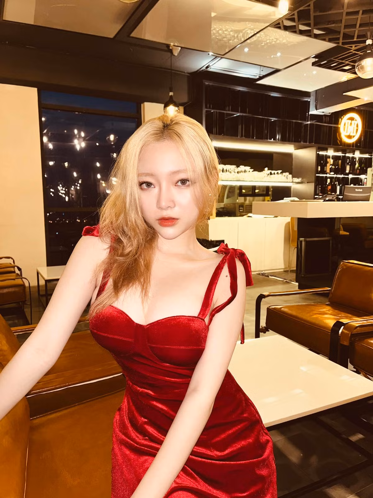 Nhờ lợi thế ngoại hình mà cô nhận được các hợp đồng quảng cáo, làm người mẫu, đóng MV cũng như làm streamer.