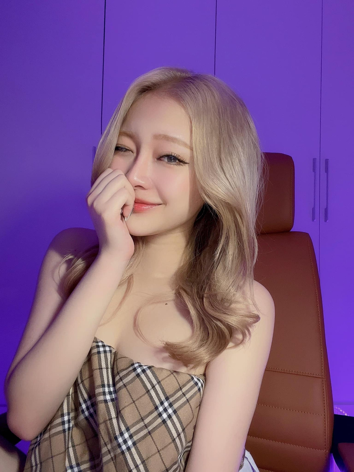 Linh Chi còn gây ấn tượng với thành tích học tập tốt. Cô từng đạt giải Ba quốc gia cuộc thi Toán trên Internet.