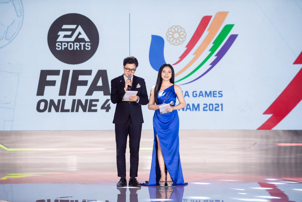 Những hình ảnh lúc dẫn dắt chương trình của MC Phương Thảo đã nhanh chóng "đốn tim" người xem bởi nhan sắc xinh đẹp tựa búp bê.