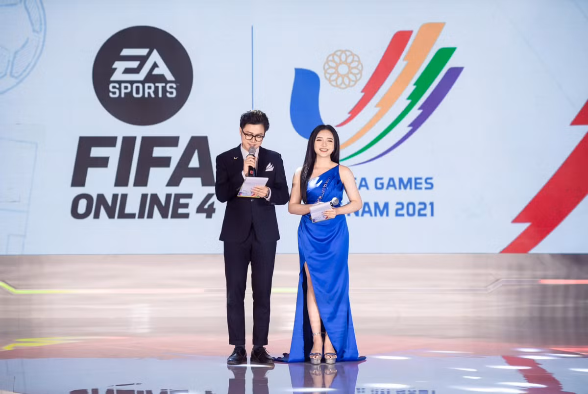 Những hình ảnh lúc dẫn dắt chương trình của MC Phương Thảo đã nhanh chóng "đốn tim" người xem bởi nhan sắc xinh đẹp tựa búp bê.