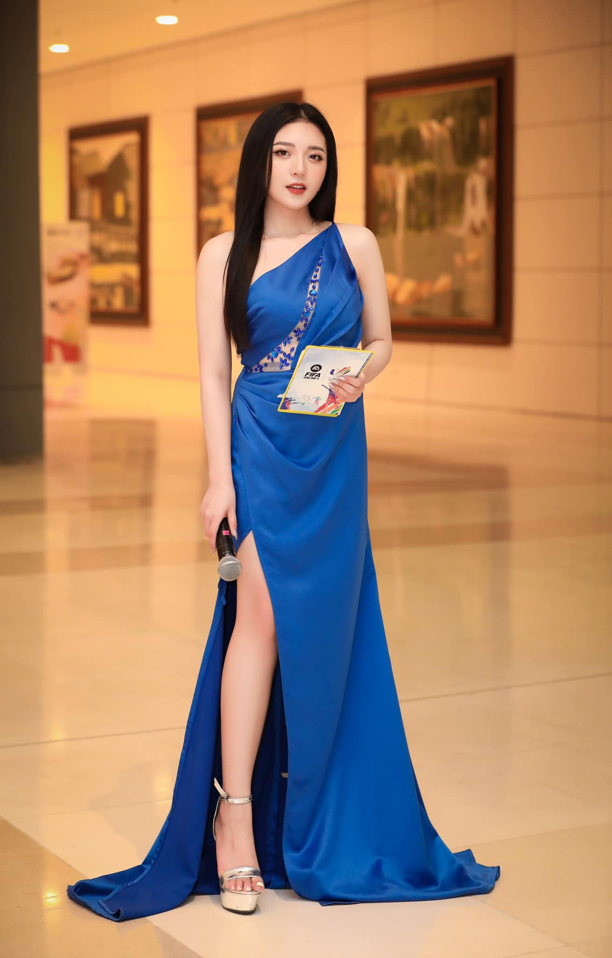 Thậm chí, nàng “MC Quốc dân" tựa game Liên Quân Mobile còn khẳng định: “Tự thấy mình đẹp nhất lúc làm việc, và có lẽ hạnh phúc nhất cũng là khi làm được việc!”