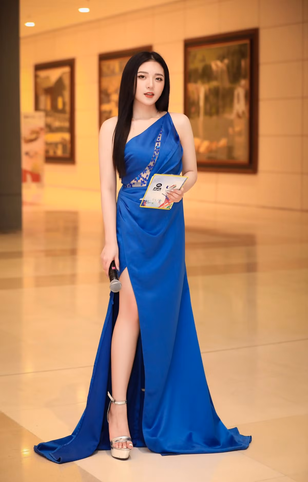 Thậm chí, nàng “MC Quốc dân" tựa game Liên Quân Mobile còn khẳng định: “Tự thấy mình đẹp nhất lúc làm việc, và có lẽ hạnh phúc nhất cũng là khi làm được việc!”