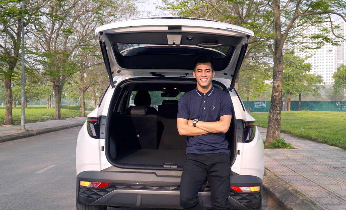 Chỉ ít lâu sau khi đăng tải hình ảnh chụp cùng xe mới trên trang cá nhân, rất nhiều người hâm mộ đã để lại lời chúc mừng cầu thủ Tiến Linh.