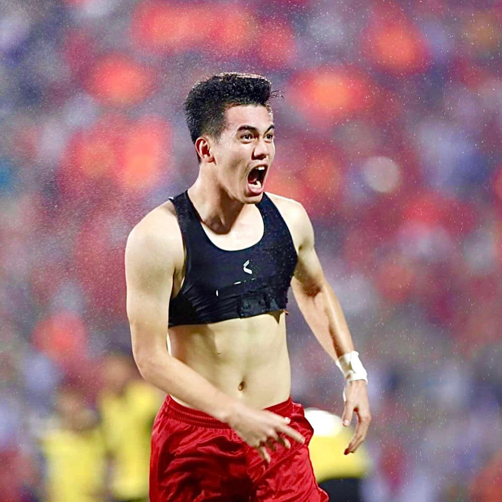 Nổi tiếng nhờ sân cỏ, đồng thời tiền đạo Tiến Linh còn nhận nhiều hợp đồng quảng cáo bên ngoài nên nguồn thu nhập của anh thuộc hàng "không phải dạng vừa".