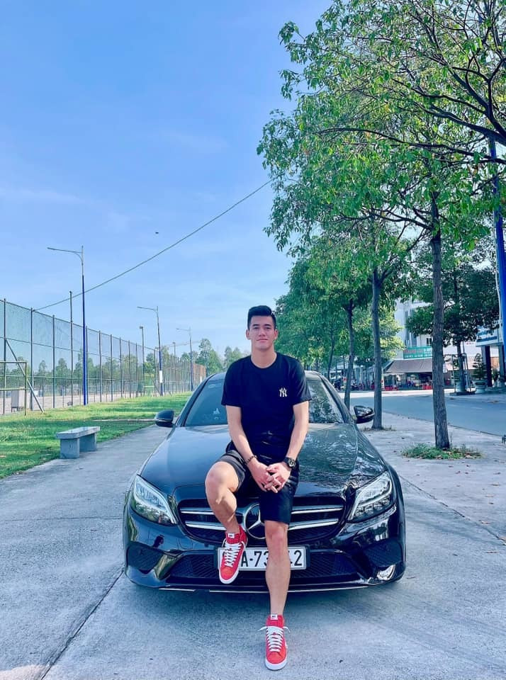 Trước đó, chàng tiền đạo trẻ cũng đã tự thưởng cho bản thân một chiếc ô tô đời mới có giá niêm yết khoảng 1,5 tỉ đồng.
