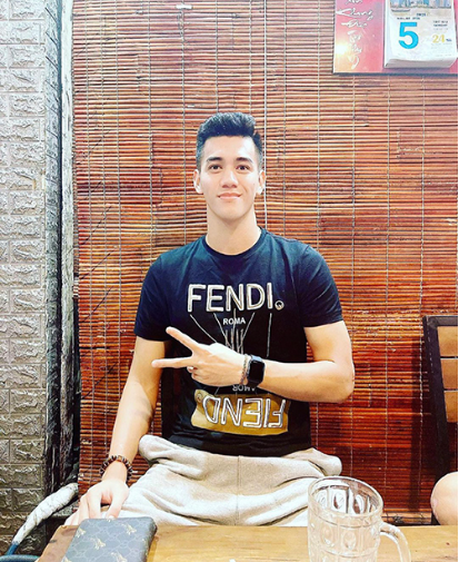 Người hâm mộ có thể nhận ra, những đôi giày mà nam cầu thủ sở hữu đến từ các thương hiệu đình đám như Gucci, Louis Vuitton, Nike...