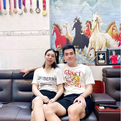 Không chỉ có giày hiệu, chàng cầu thủ 25 tuổi cũng rất thích khoác lên mình những chiếc áo phông đến từ các thương hiệu nổi tiếng như Louis Vuitton, Fendi hay Gucci.