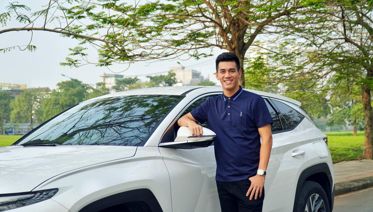 Ở tuổi 25, Nguyễn Tiến Linh đã có trong tay khối tài sản đáng mơ ước với 2 xế hộp tiền tỷ và nhiều giày hàng hiệu đắt đỏ.