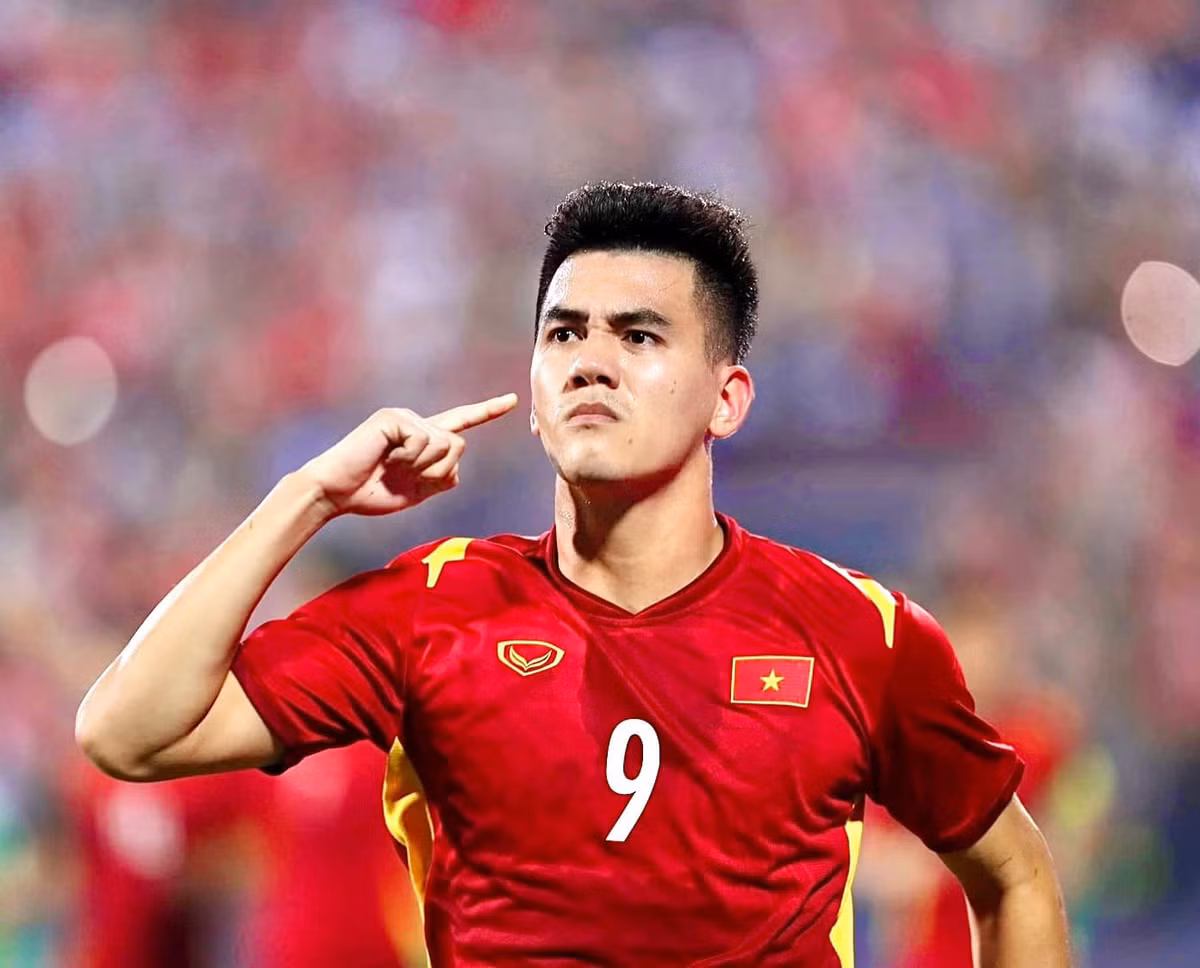  Tiến Linh là cầu thủ gây được tiếng vang trong khoảng thời gian gần đây. Chân sút sinh năm 1997 có tuổi đời còn khá trẻ nhưng đã ghi được nhiều dấu ấn trong sự nghiệp bóng đá của mình.