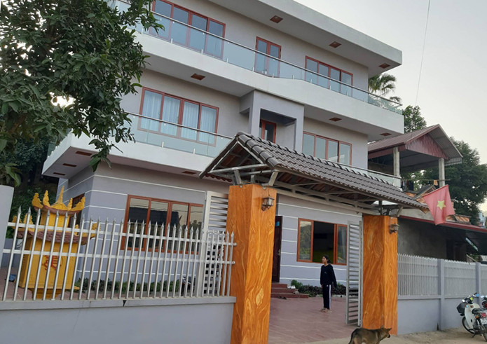 Cơ ngơi tại quê nhà của Hà Đức Chinh có lẽ đã quá quen thuộc với người hâm mộ bóng đá. Anh chàng từng khoe đã tích góp được một số tiền lớn để xây cho mẹ một ngôi nhà rộng rãi, khang trang.