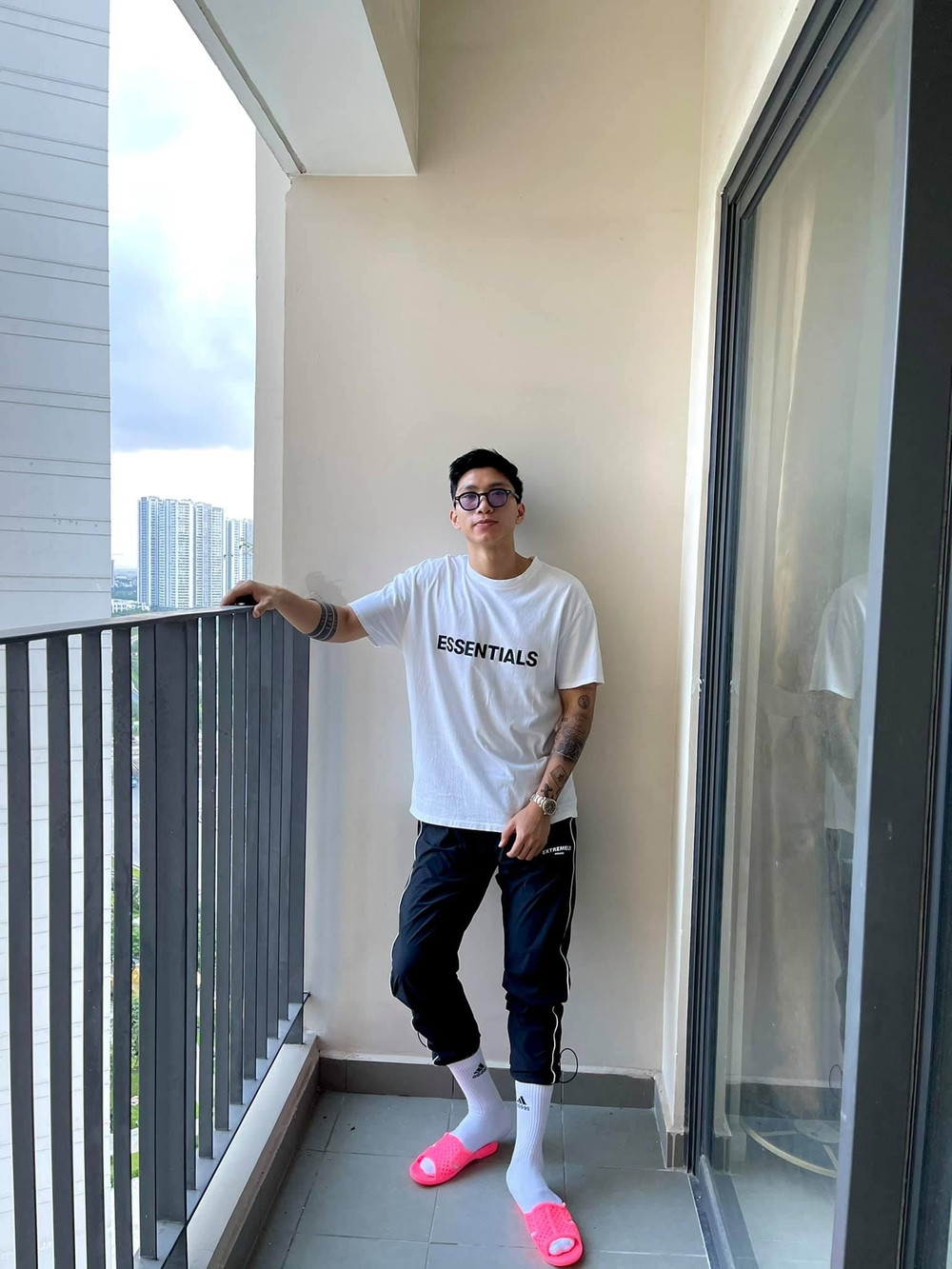 Dù mới chỉ 22 tuổi, những với những thành tích mà văn cầu thủ Văn Hậu đạt được, ở thời điểm hiện tại anh chàng đã và đang sở hữu cho bản thân nhiều xe sang, đồ hiệu đắt đỏ và nhà riêng.