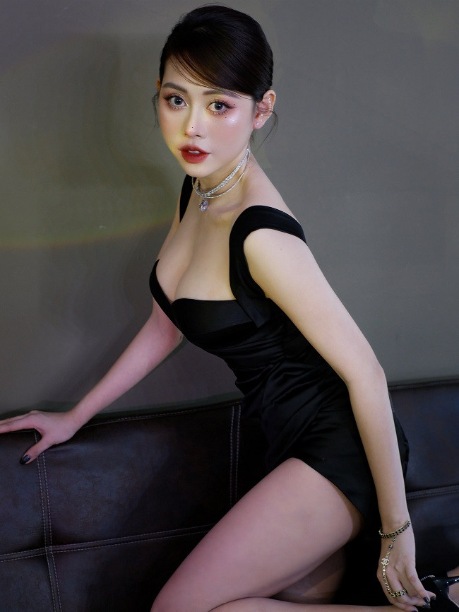 Thời gian gần đây, Việt Phương Thoa nhận được khá nhiều lời mời tham gia các sự kiện giải trí. Cô được khen ngợi có phong cách thời trang hiện đại, thần thái tự tin khi đi thảm đỏ. Ảnh: FBNV