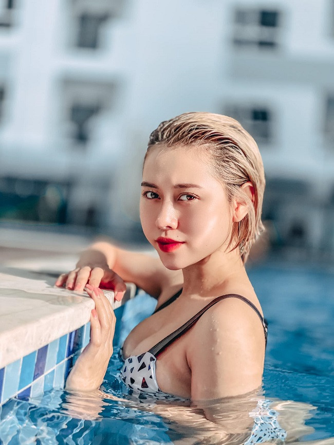 Xinh đẹp, gợi cảm và nổi tiếng, ở tuổi 23 Phương Thoa đã tậu nhà, sống thoải mái dư dả khiến một số người đặt nghi vấn cô "nương tựa đại gia để đổi đời".