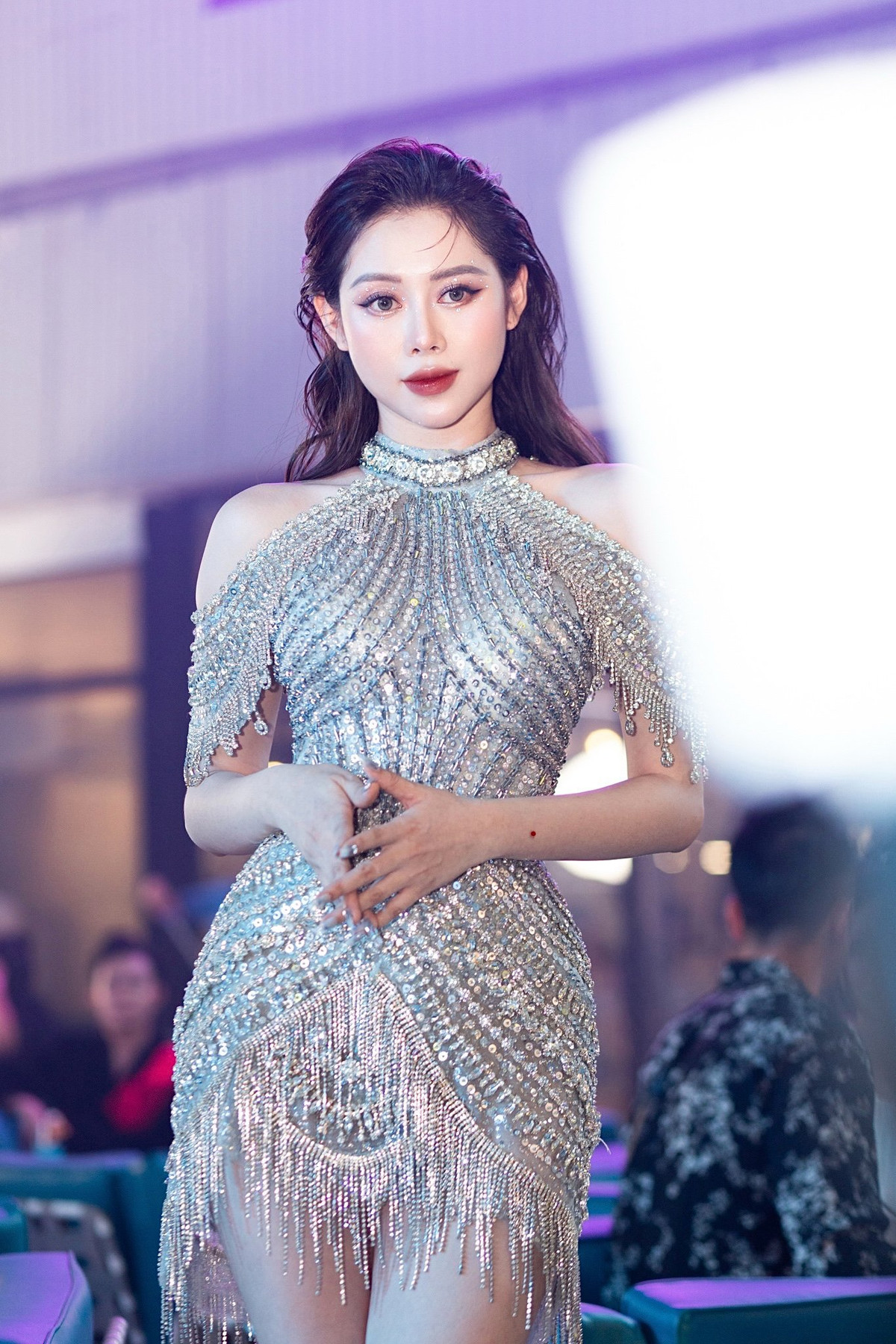 Sở hữu chiều cao ấn tượng 1,63m cùng thân hình ba vòng chuẩn, Phương Thoa theo đuổi phong cách thời trang gợi cảm, trẻ trung.