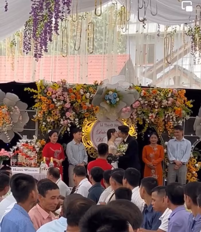 Cô dâu chú rể đều thể hiện niềm vui, sự hạnh phúc trong ngày trọng đại của cuộc đời. Visual đỉnh cao của vợ Hà Đức Chinh chiếm trọn spotlight buổi tiệc.