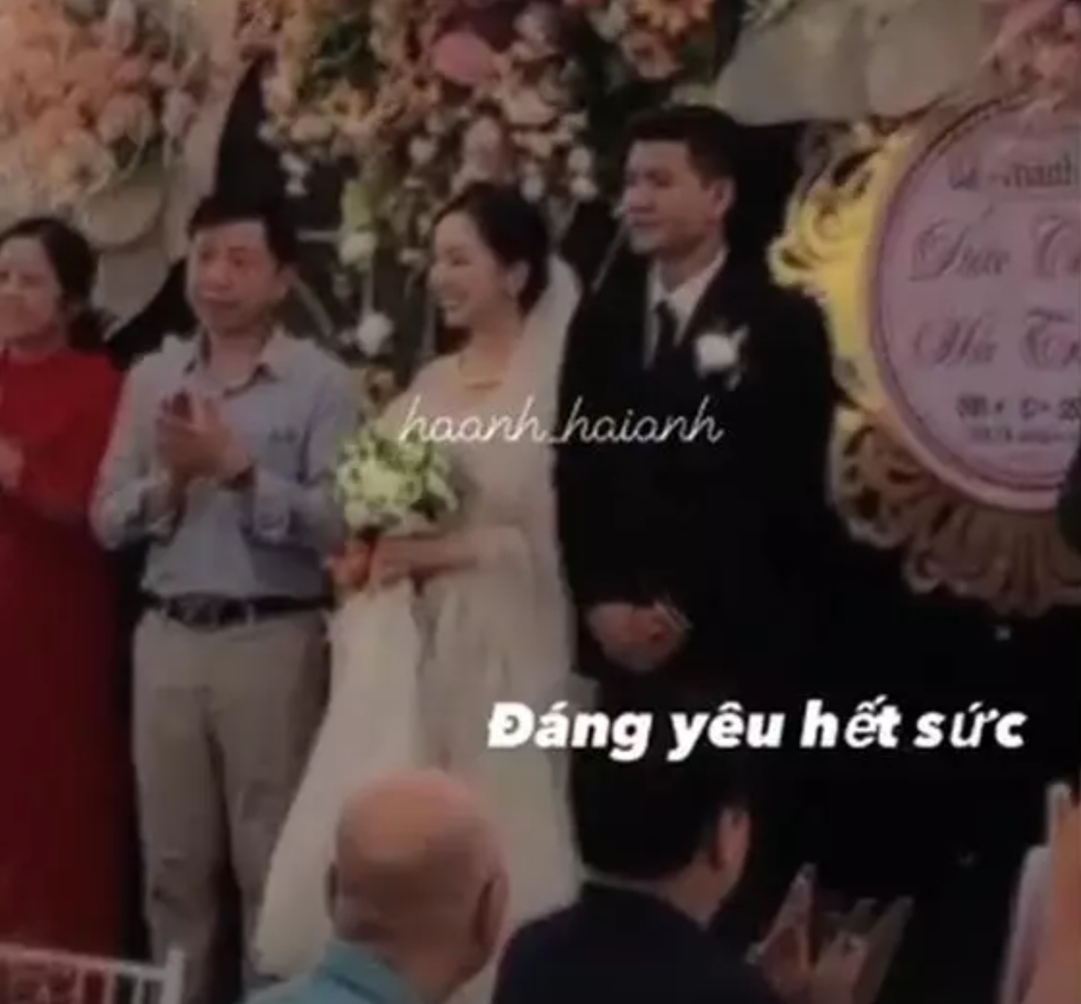 Đám cưới ở Phú Thọ chủ yếu dành cho khách bên nhà trai. Nhiều đồng nghiệp của Đức Chinh không thể dự tiệc hôm 8/5 do đang tập trung ở các đội bóng.