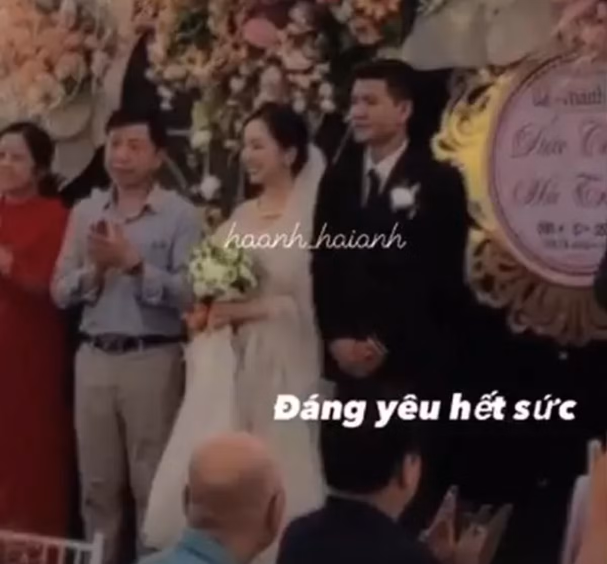 Đám cưới ở Phú Thọ chủ yếu dành cho khách bên nhà trai. Nhiều đồng nghiệp của Đức Chinh không thể dự tiệc hôm 8/5 do đang tập trung ở các đội bóng.