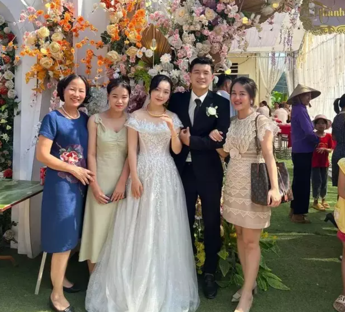 Cả 2 nhận được vô số lời chúc phúc từ người thân, bạn bè. Đặc biệt, cô dâu Hà Trang được nhận xét rất xinh đẹp khi sánh bước bên anh xã nổi tiếng.