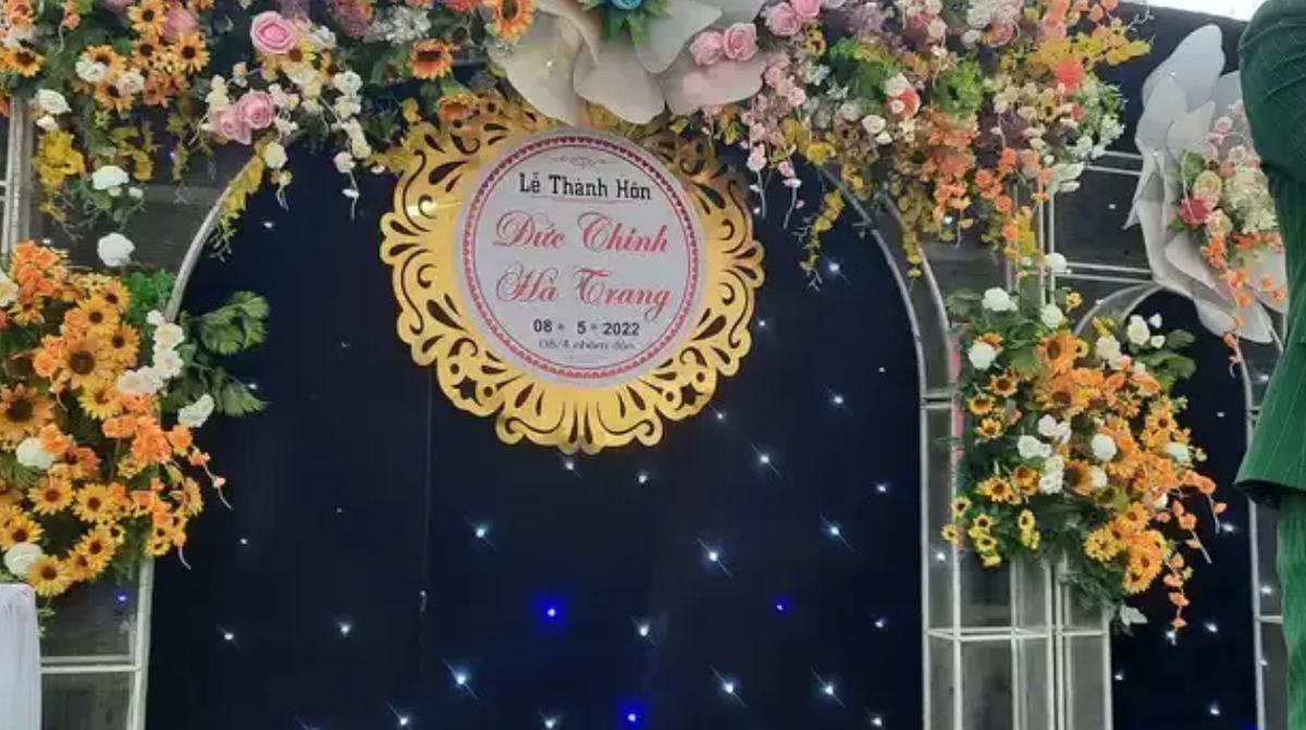 Ngay trong tối đó, nhà chú rể đã chật kín người, cả trẻ em đến người lớn đều tụ tập xem văn nghệ.