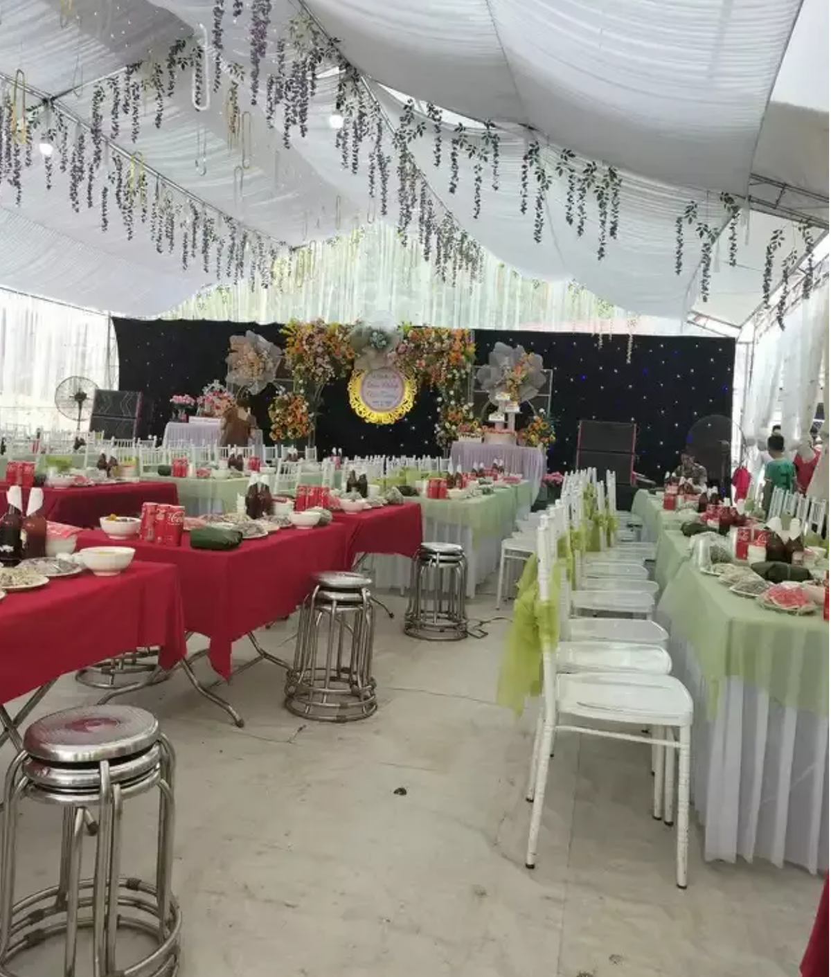 Trước đó một số hình ảnh huẩn bị cho đám cưới cũng đã được Đức Chinh chia sẻ lên MXH, rạp cưới tại quê nhà được dựng rất rộng với màu chủ đạo là trắng và tím cùng đèn chiếu lung linh.