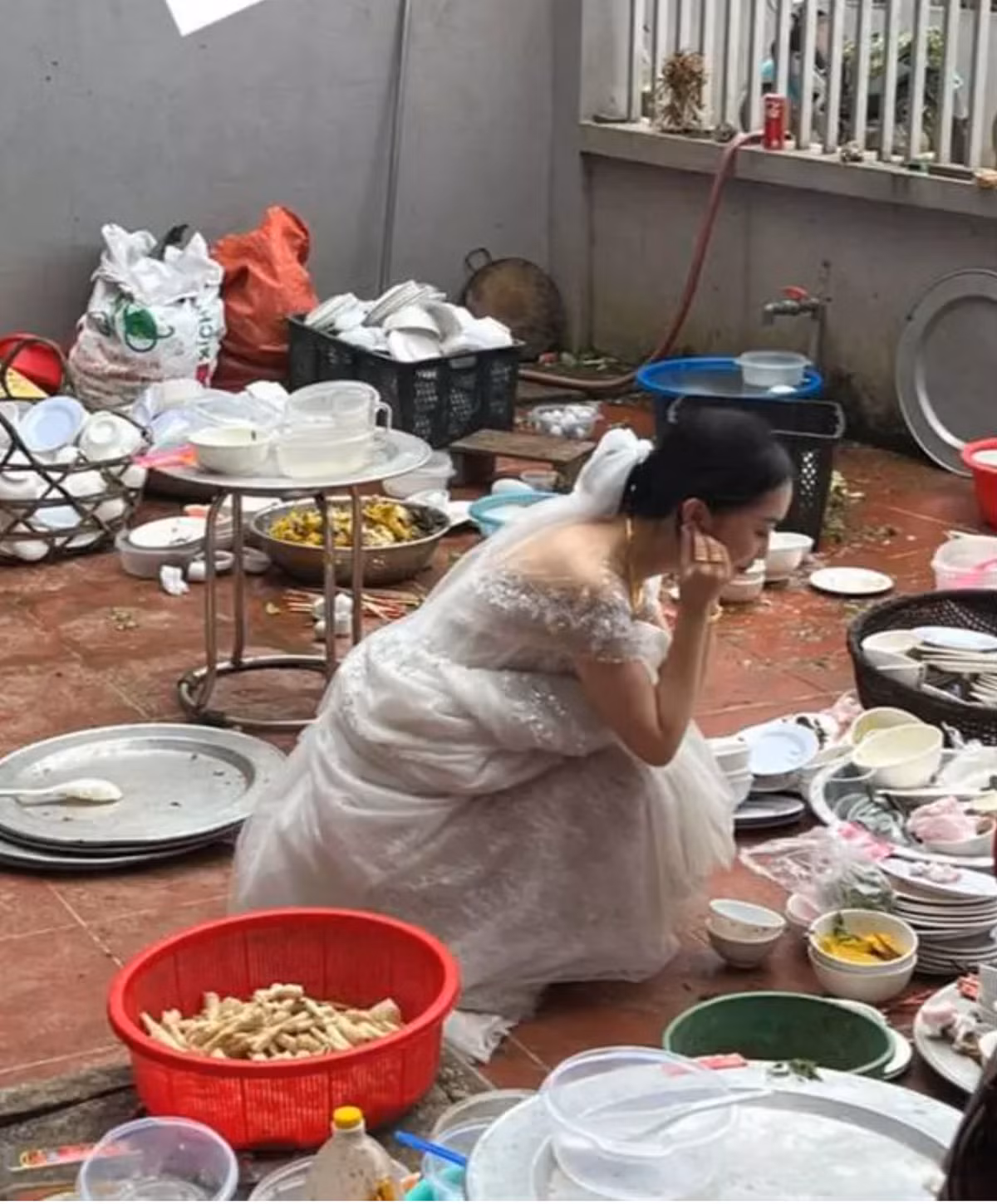 Hình ảnh cô dâu Mai Hà Trang diện bộ váy cưới nhưng lại ngồi trầm tư bên đống bát đĩa xếp ngổn ngang chưa ai rửa cũng làm netizen cười nghiêng ngả.