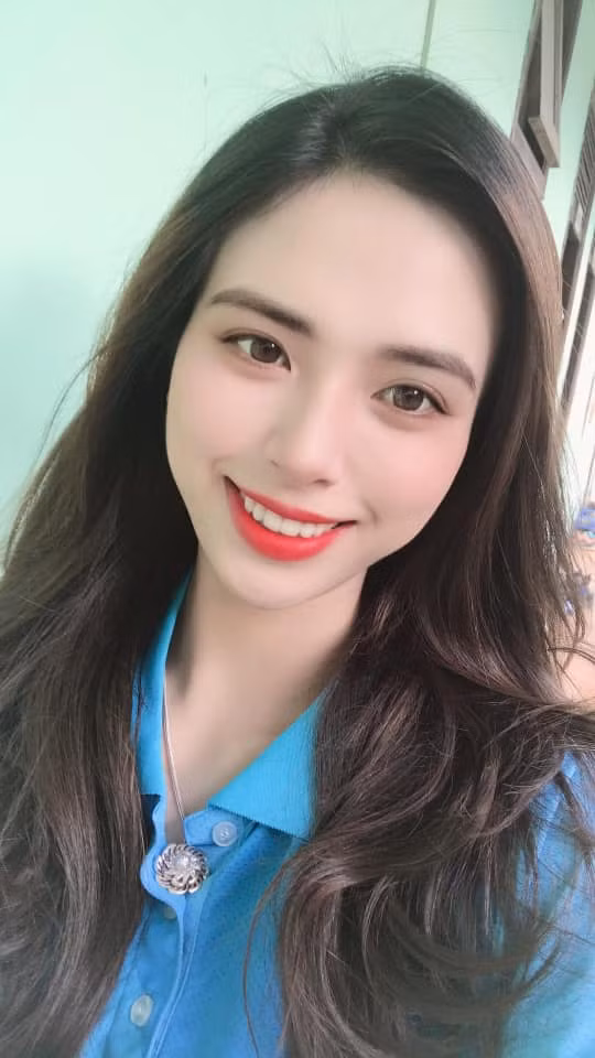 Phương Thảo còn gây ấn tượng với người đối diện bởi đôi mắt to, nụ cười toả nắng và làn da trắng không tỳ vết.