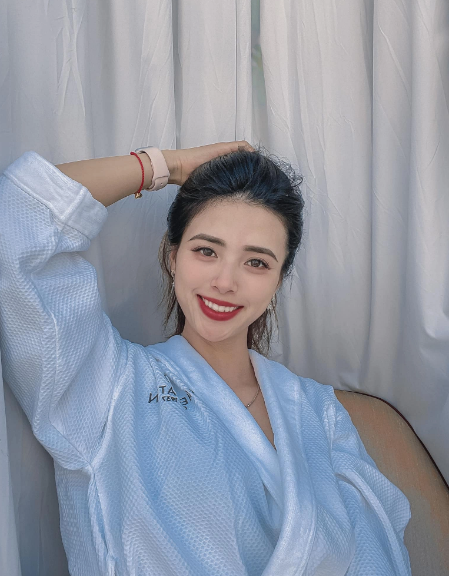 Bên cạnh tài năng, Lê Phương Thảo còn được nhiều người yêu mến bởi nhan sắc xinh đẹp ngoài đời không kém cạnh gì hot girl.