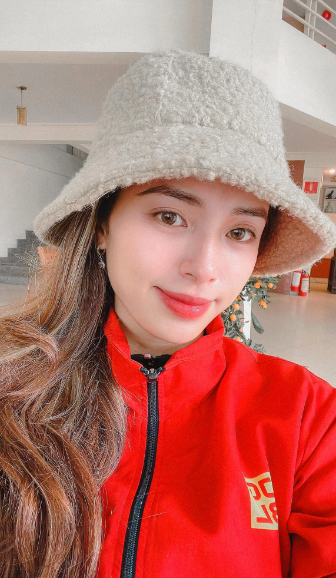 Dù xuất hiện trong trang phục tập luyện, thi đấu hay đời thường, nữ cung thủ luôn tỏa sáng với gương mặt thanh tú, nụ cười tươi rạng rỡ.