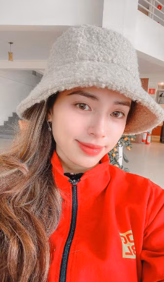 Dù xuất hiện trong trang phục tập luyện, thi đấu hay đời thường, nữ cung thủ luôn tỏa sáng với gương mặt thanh tú, nụ cười tươi rạng rỡ.