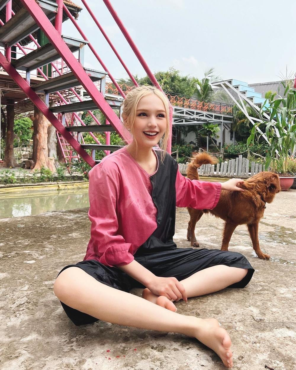 Hay khi hết mình trong cuộc chơi, bị chụp lại giây phút "lầy lội", Xoài Non vẫn toát lên sức hút riêng.