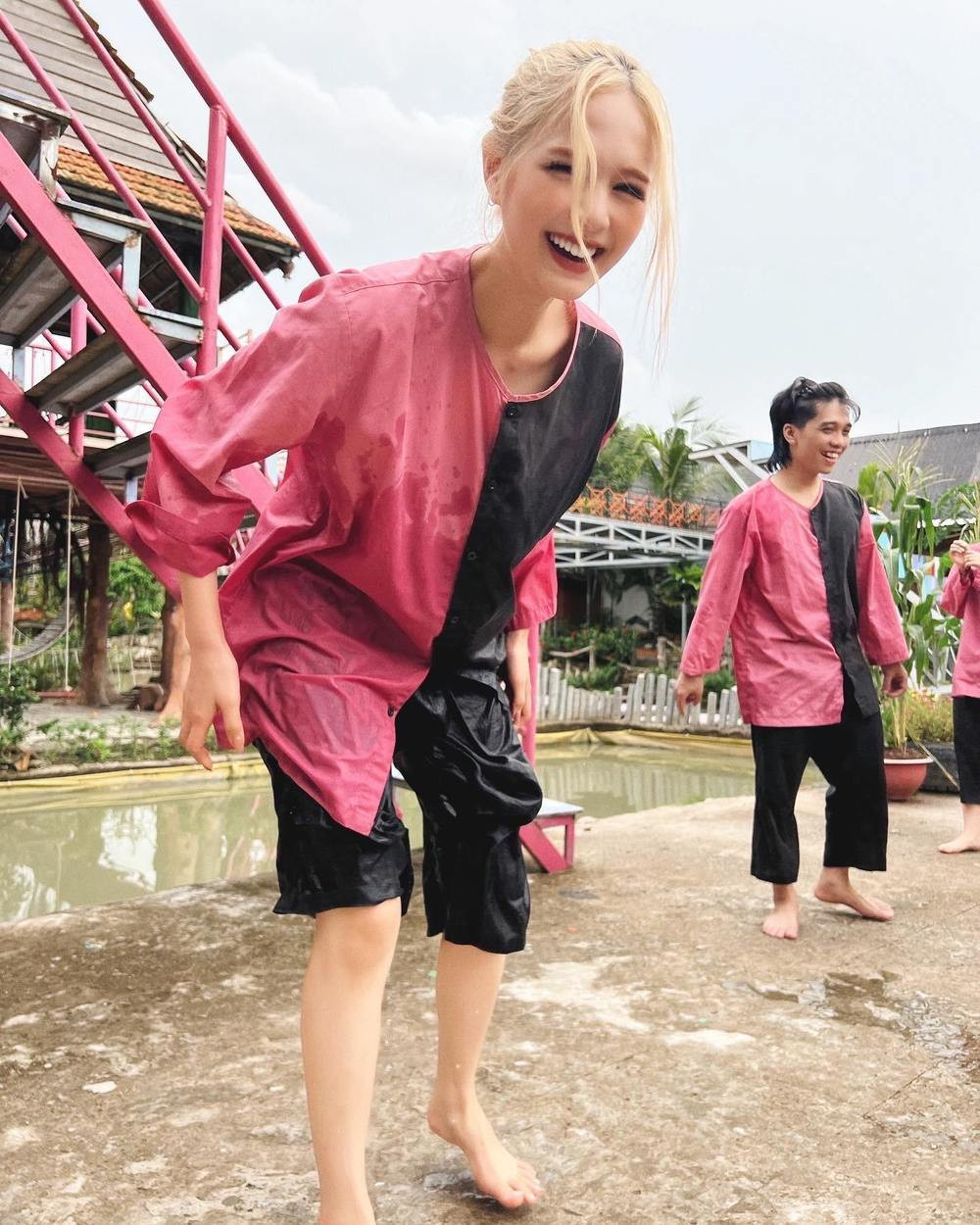 Xoài Non diện áo bà ba đơn giản nhìn vẫn sang.