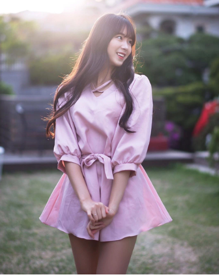 Cô nàng gây bất ngờ với gương mặt mộc xinh đẹp, không tì vết ngoài đời thực.