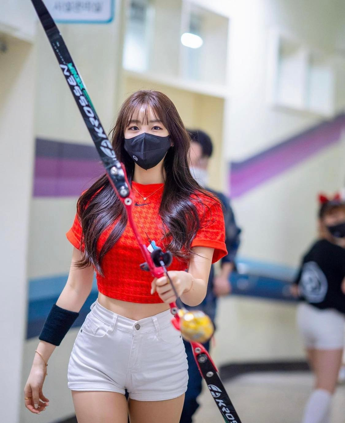 Luôn xuất hiện trên sân với bộ đồng phục tôn dáng, dù không để lộ mặt những hot girl Ji Hyun An vẫn gây ấn tượng bởi body chuẩn cùng chiều cao nổi trội.