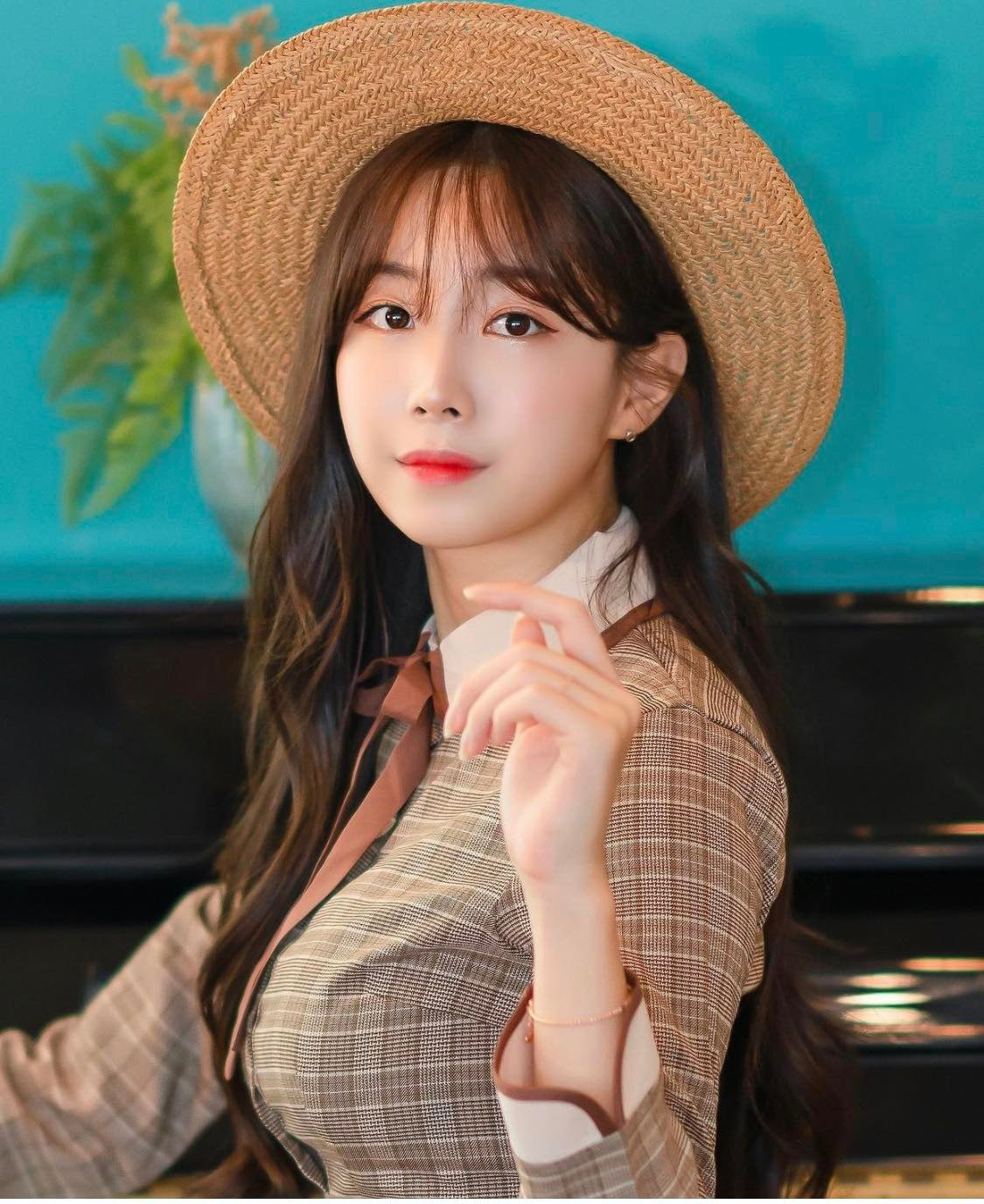 Trái với hình tượng gợi cảm, năng động khi biểu diễn trên sân, ngoài đời Ji Hyun An lại có gu thời trang kín đáo lại thanh lịch.