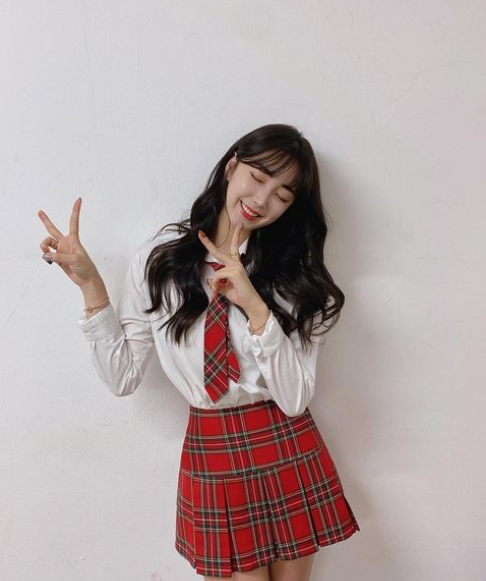 Được biết, Ahn Ji Hyun sinh năm 1997, hiện đang là cheerleader của đội bóng chày Nexen Heroes.