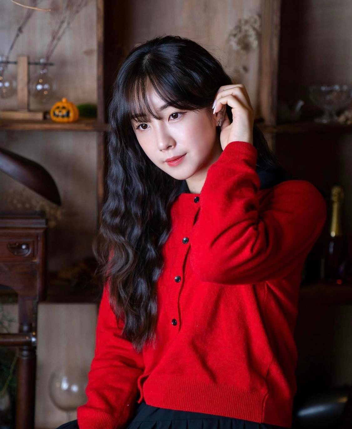 Đa phần, khi xuất hiện trên sân cổ vũ của các bộ môn thể thao, người đẹp thường diện đồng phục là áo croptop kết chân váy ngắn, quần ngắn để lộ đôi chân dài miên man.