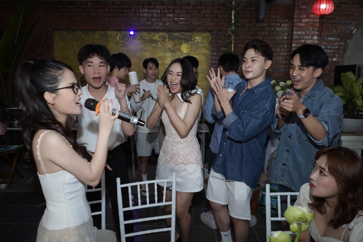 Hình ảnh ghi lại, cô dâu diện váy trắng 2 dây, cùng khách mời check-in cực hài hước.