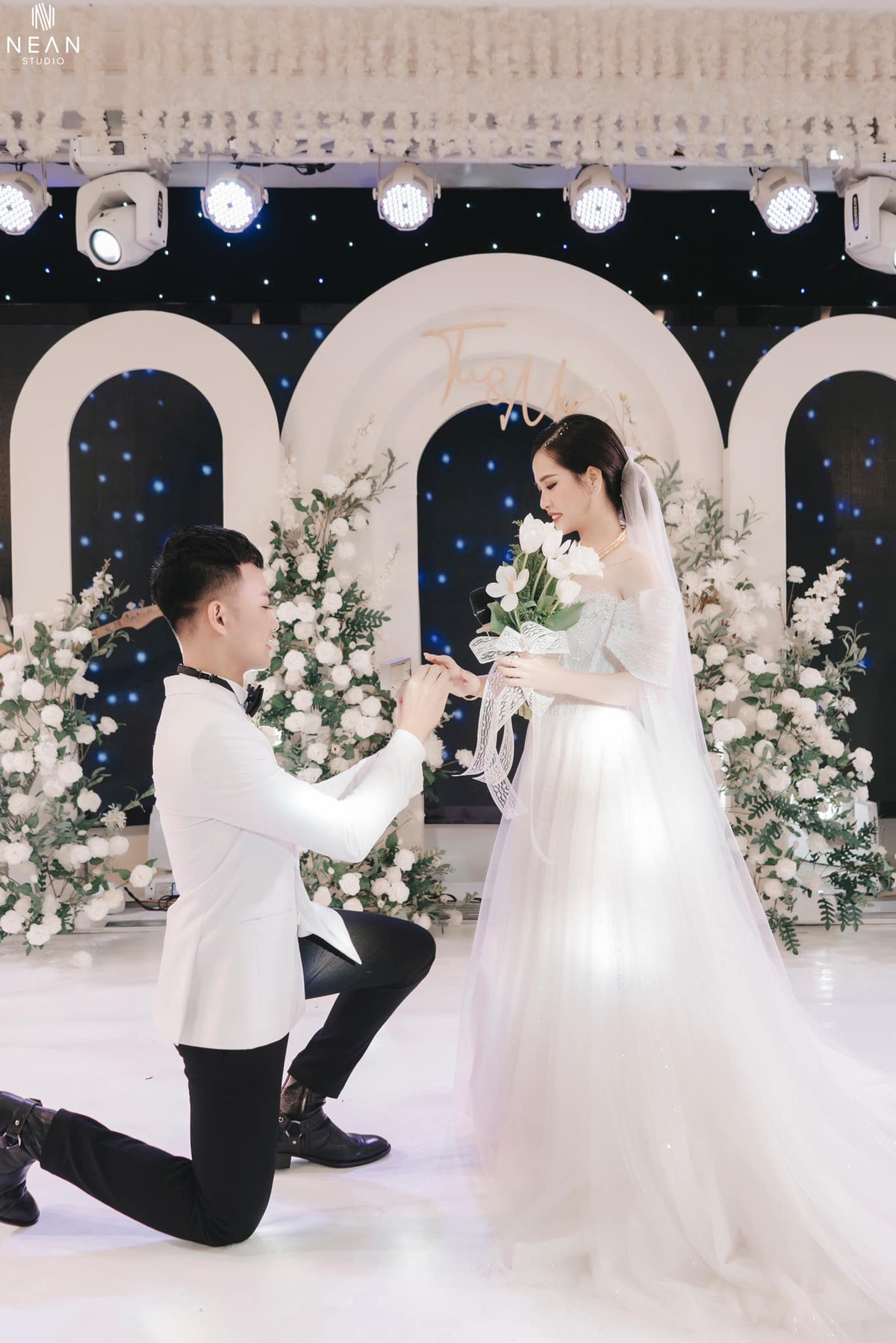 Đám cưới của bạn gái cũ Quang Hải và nam diễn viên đã được tổ chức cách đây không lâu. Trên trang cá nhân cô nàng chia sẻ loạt hình ảnh bữa tiệc trang trí lộng lẫy gây chú ý đến cư dân mạng.