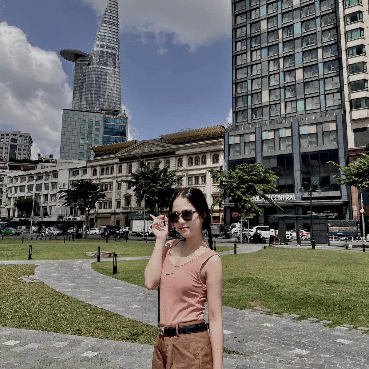 Một thời gian sau, cô và diễn viên Nguyễn Anh Tú đã tìm hiểu và tiến xa hơn.