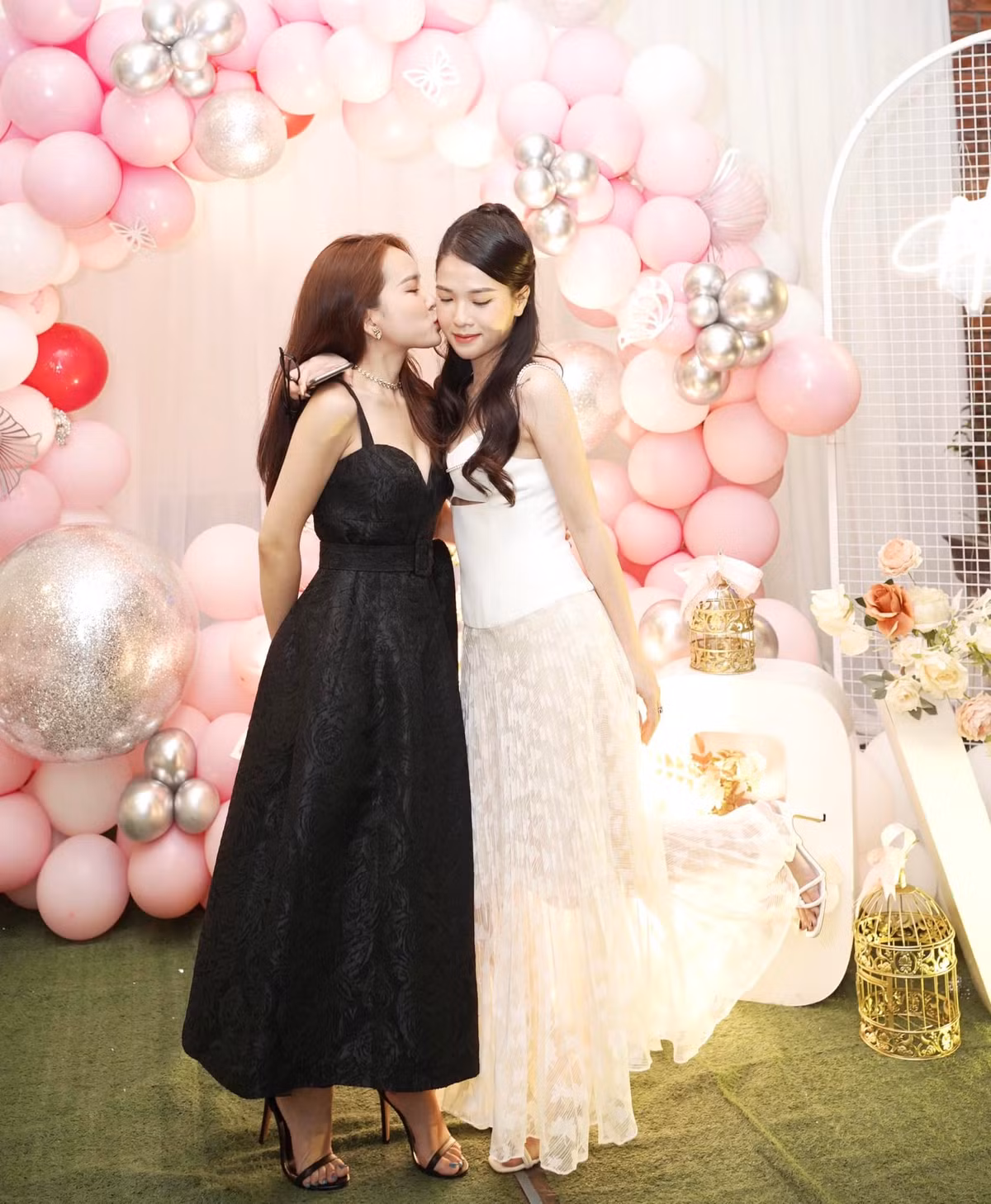 Ở khoảnh khắc khác, gái xinh 9X xứ Nghệ lại trổ tài hát hò dưới sự cổ vũ nhiệt tình của bạn bè.