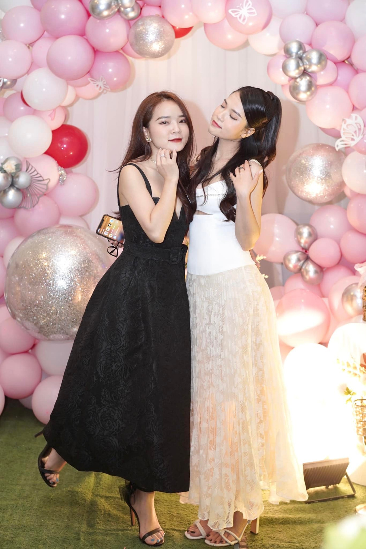 Ở phần bình luận bài đăng, nhiều người tiếp tục gửi lời chúc "cô chủ tiệm nail". Cũng có người "xin vía" vì cho rằng chắc Huyền My được anh xã cưng chiều lắm nên mới khoe như vậy.