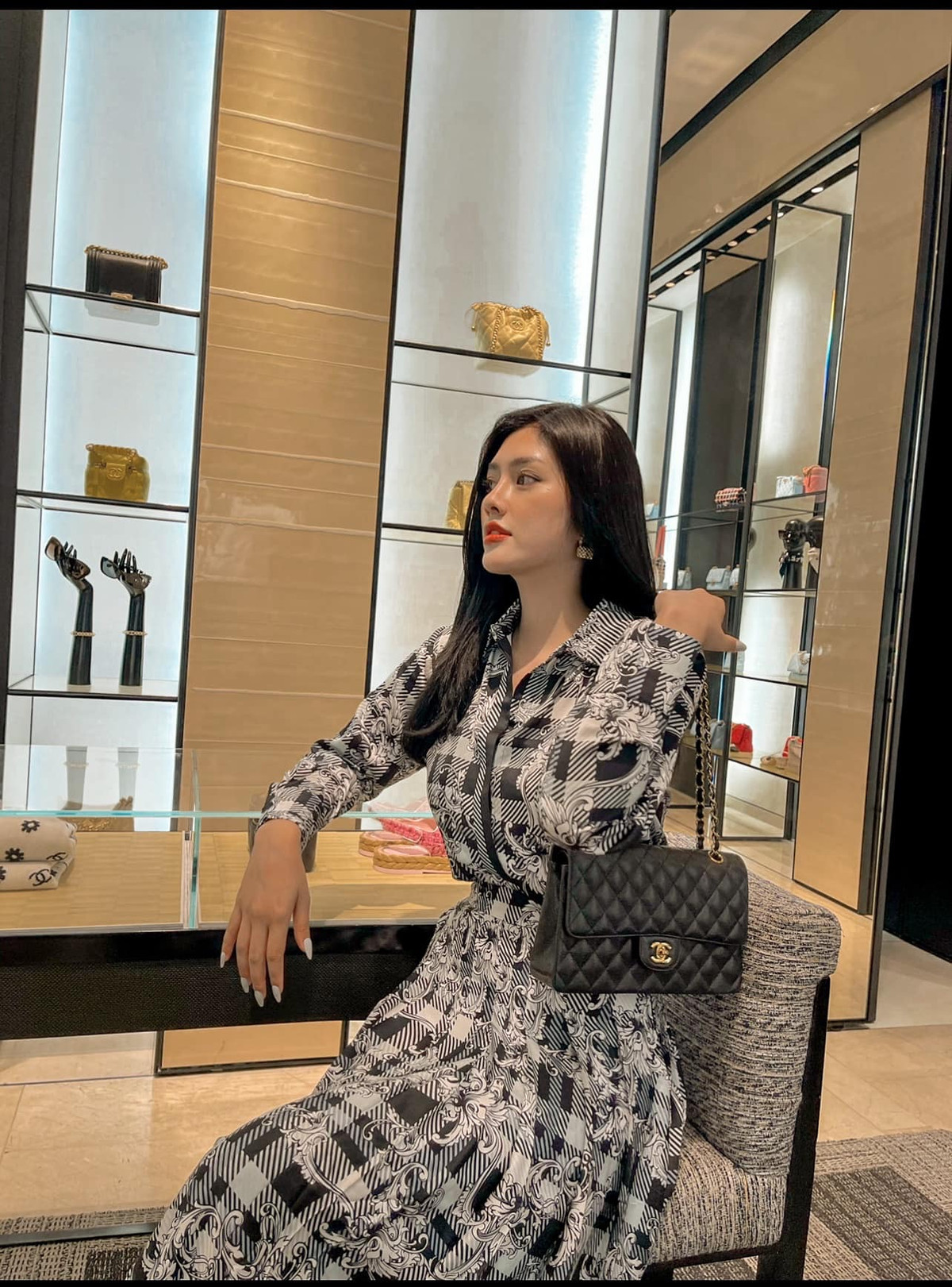 Dù không còn hoạt động nghệ thuật sôi nổi nhưng Huỳnh Tiên vẫn là cái tên tạo nên sức hút bởi gu thời trang sành điệu, bắt mắt.