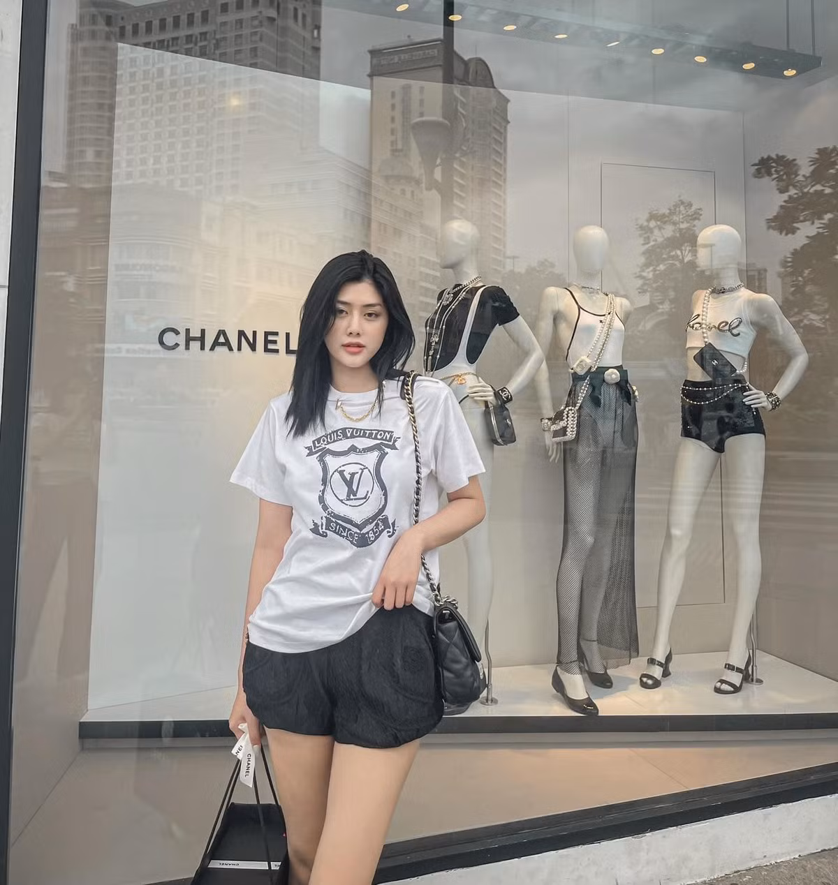 May mắn có được vóc dáng cao ráo, thon gọn cùng gương mặt xinh đẹp nên Huỳnh Tiên khoác lên mình bộ trang phục nào cũng vô cùng nổi bật.