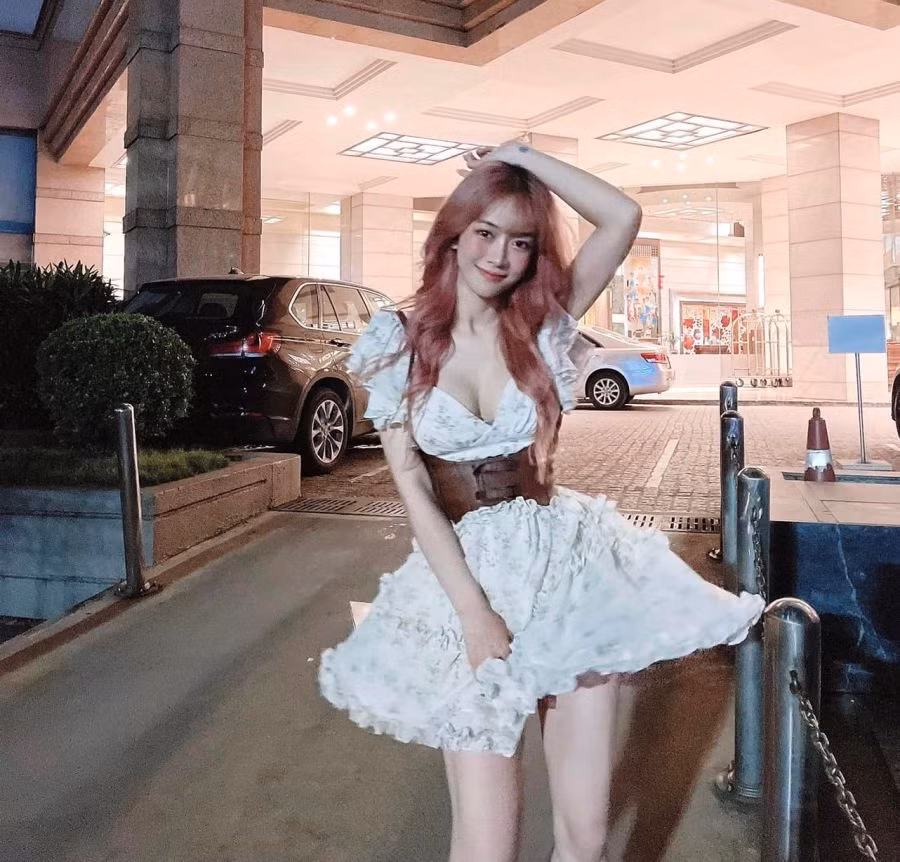 Có gương mặt xinh đẹp, thân hình nóng bỏng, Lê Bống rất biết chiều lòng người hâm mộ.